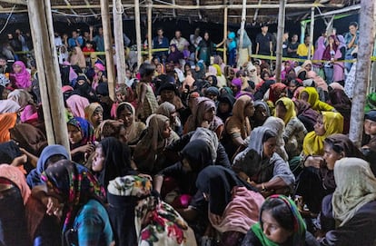 Mujeres de la etnia rohingya descansan tras atracar su barco en Lhokseumawe (Indonesia).