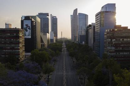 Vista panorámica a la avenida Paseo de la Reforma, en Ciudad de México, este 31 de marzo.