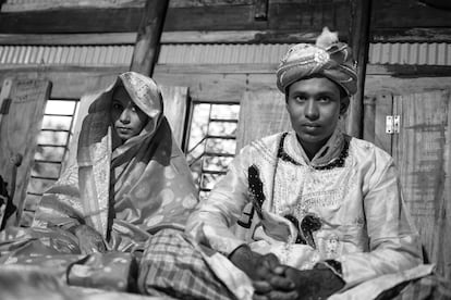 Celebración en Bangladesh de una boda entre una menor de 14 años y su marido de 18. 