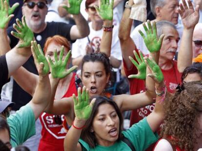 Protesta ante la Delegaci&oacute;n del Gobierno por las detenciones de este jueves.