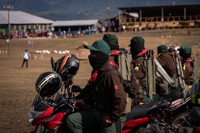 El Ejército Zapatista de Liberación Nacional (EZLN) fue una guerrilla sin antecedentes, que declaró la guerra al Estado y que pero prometió hacerlo bajo las leyes de la Convención de Ginebra. Hablaban de un México mísero, en blanco y negro, de Chiapas como una enorme hacienda de caciques, de latifundistas y esclavos, de una tierra desangrada y una población desnutrida, agonizando por enfermedades curables. Impulsaron leyes sobre los derechos de las mujeres más vanguardistas que las de muchas democracias occidentales hoy en día. En la imagen, militantes zapatistas a bordo de motocicletas, durante los actos por el 30 aniversario del levantamiento. 