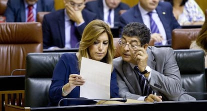 D&iacute;az consulta un documento con Valderas, en el pleno del Parlamento.