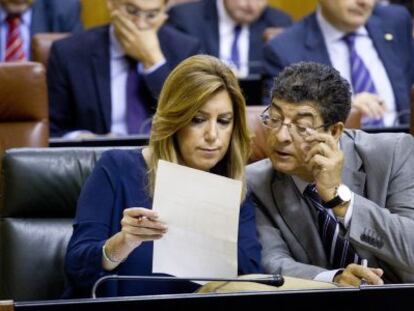 D&iacute;az consulta un documento con Valderas, en el pleno del Parlamento.