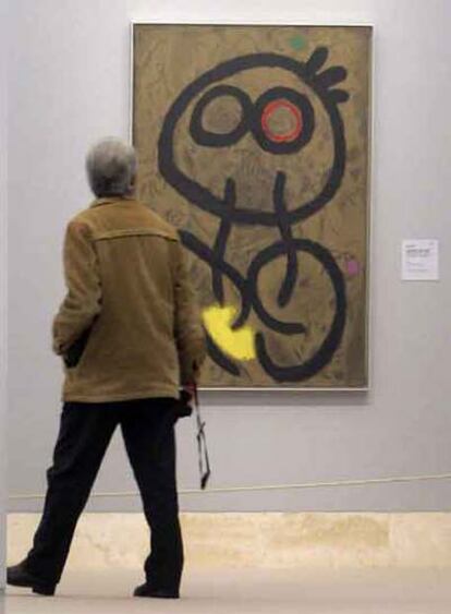Un hombre observa una de las 147 obras que conforman la exposición <i>El espejo y la máscara. El retrato en el siglo de Picasso</i>.