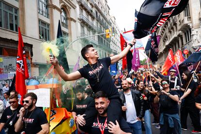 Centenares de personas participan en la manifestación del 1 de Mayo, este miércoles en Barcelona.