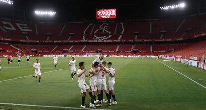 Los jugadores del Sevilla celebran el primer tanto en el derbi ante el Betis.