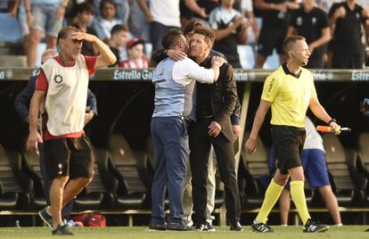 Diego Simeone se abraza a Antonio Mohamed, entrenador del Celta.