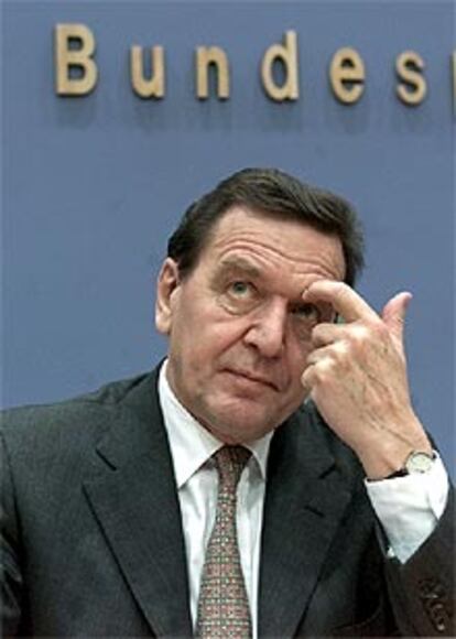 El canciller alemán, Gerhard Schröder, durante la rueda de prensa en la que ha anunciado el envío de tropas.