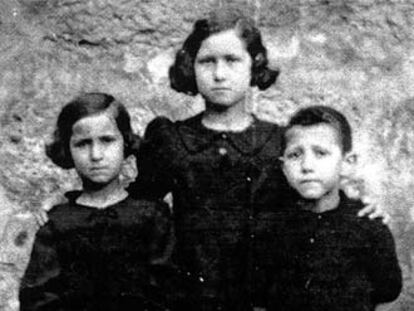 Rufina, en el centro, y Ampelio Antón, a la derecha, retratados de luto año y medio después de que se llevaran a su padre.