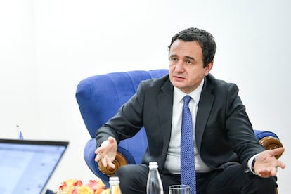 El primer ministro kosovar, Albin Kurti, durante la entrevista en su despacho gubernamental de Prístina, el 10 de enero.