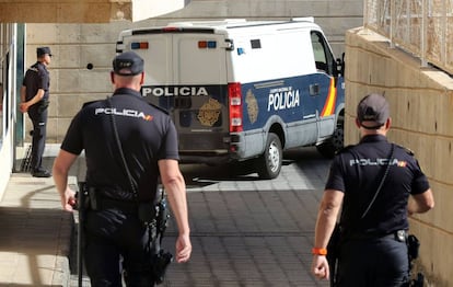 El furgón policial llega con los cuatro detenidos al edificio de los juzgados. 