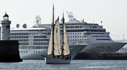 ‘El Saltillo’ pasa por delante de dos cruceros atracados en Getxo al salir de El Abra, ayer.