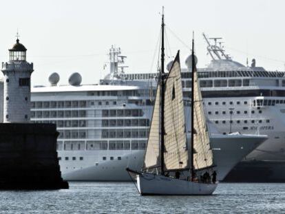 ‘El Saltillo’ pasa por delante de dos cruceros atracados en Getxo al salir de El Abra, ayer.
