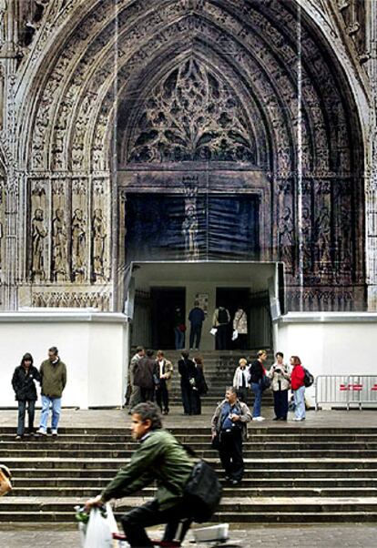 Fachada de la catedral de Barcelona cubierta con un lienzo que reproduce el frontispicio.