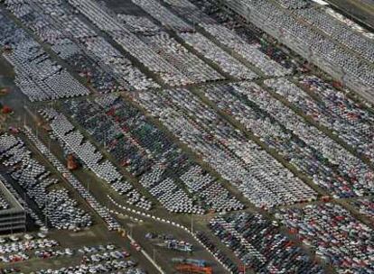 La terminal de coches del puerto de Rotterdam, donde miles de vehículos nuevos esperan comprador. Está tomada el 13 de febrero, día en que Holanda entró oficialmente en recisión