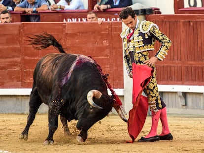 Álvaro Burdiel, en el inicio de faena al cuarto novillo.