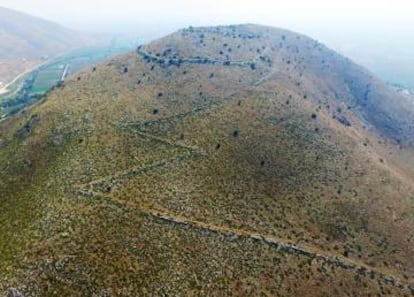 Los restos de las murallas serpentean por la colina.