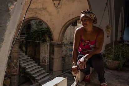 Marlen Duarte mira a la calle desde el edificio en el que ha vivido más de 20 años. Ha llegado el día de mudarse a su nueva vivienda. "No me sabe mal. Nuestra casa era vieja y ahora vamos a vivir en una totalmente nueva, amplia y preciosa". Aunque la gente tenga derecho de propiedad sobre la vivienda, como los edificios siguen perteneciendo al Estado, este puede obligarla a que se marche.