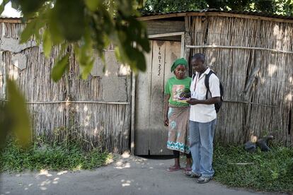 Albino B. Dorge, trabajador del CSIM, pregunta datos demográficos a Angelina Timane para mantener actualizada la base sobre la que trabaja el centro. La casa de caña es la típica de la zona, sin luz ni agua corriente.