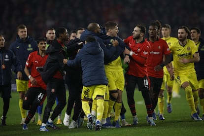 Los jugadores del Rennes y el Villareal, discuten al final del partido.