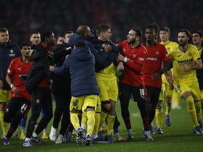 Los jugadores del Rennes y el Villareal, discuten al final del partido.