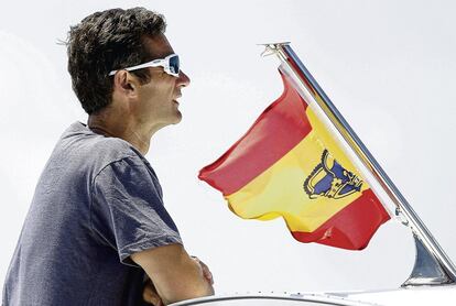 Iñaki Urdangarin, duque de Palma, junto a la bandera española con el escudo real a bordo de la lancha 'Somni' desde la que sigue la última jornada de la 30 edición de la Copa del Rey de Vela que se disputa en la bahía de Palma de Mallorca, el 6 de agosto de 2011.