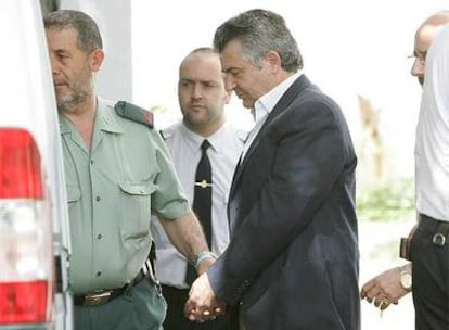 Juan Antonio Roca, tras prestar declaración en los juzgados de Marbella el 16 de mayo de 2006.