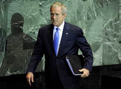 George W. Bush abandona el estrado tras pronunciar su discurso ante la Asamblea General de la ONU, en Nueva York.