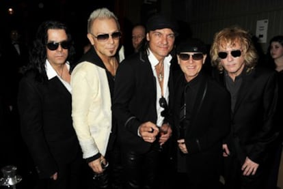 Pawel Maciwoda, Rudolf Schenker, Matthias Jabs, Klaus Meine y James Kottak son retratados por la prensa tras su actuación en el Royal Albert Hall en honor de Mijaíl Gorbachov.