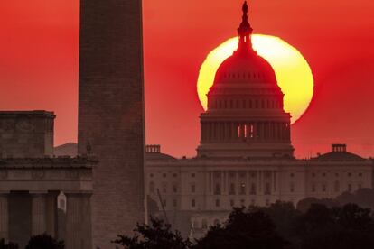 La puesta de sol vista entre la cúpula del Capitolio en la ciudad de Washington (EE UU), el 19 de septiembre de 2018.