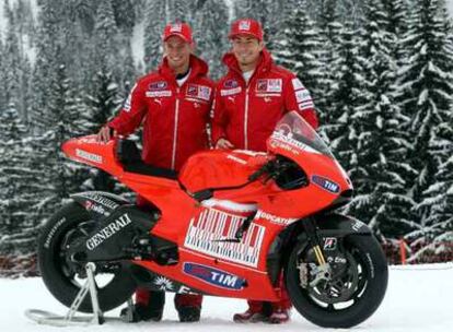 Stoner y Hayden posan junto a la Ducati GP10, que será sui moto durante el Mundial de este año.