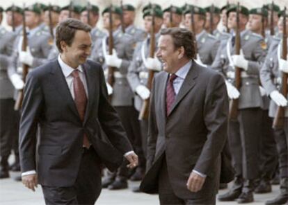 Gerhard Schröder recibe a José Luis Rodríguez Zapatero a su llegada a la Cancillería alemana, en Berlín.