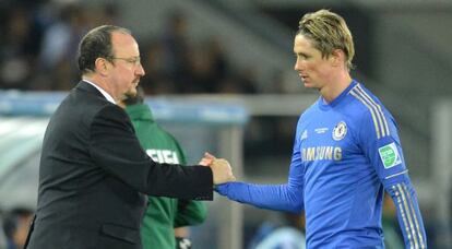 Ben&iacute;tez y Torres se saludan tras el cambio del delantero.