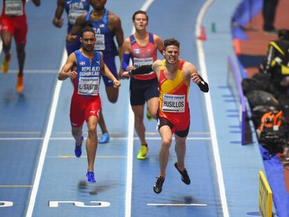 Husillos cruza la meta en primer lugar en la final de los 400m.