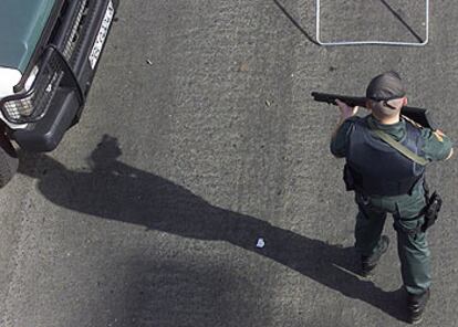 Un agente de la Guardia Civil patrulla por una calle.