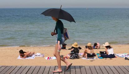 Gente en la playa de St. Kilda, al sur de Melbourne.