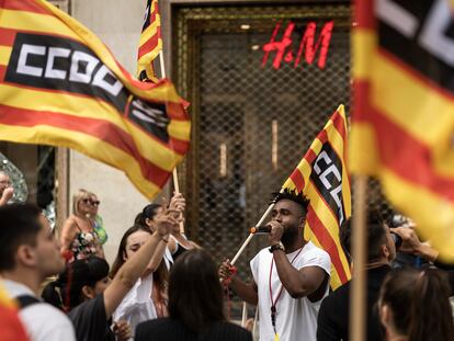 Protesta de los trabajadores y trabajadoras de H&M en huelga frente a la tienda de paseo de Gràcia, en Barcelona.