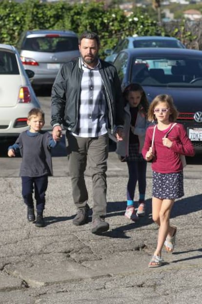 Ben Affleck, junto a sus hijos.