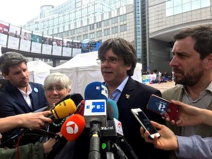 Puigdemont obtiene acta de eurodiputado, pero la Junta Electoral le impide tomar posesión porque no ha cumplido el trámite de acatar la Constitución en España. En la imagen, el 'expresident' frente a la sede de la Eurocámara en Bruselas, el 26 de mayo de 2019.