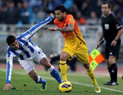 "Chory" Castro (i) lucha un balón con Dani Alves.