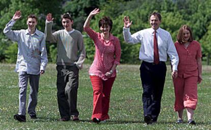 Blair se dirige con su familia a depositar su voto: de izda. a dcha. Euan (17 años), Nicky (15), Cherie, Tony y Kathryn Blair (13).
