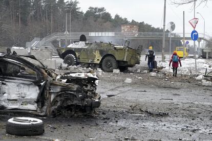 "Hoy, el peligro que el régimen de Zelenski supone para sus países vecinos y la seguridad internacional han aumentado después de que el Gobierno de Kiev comenzara peligrosos juegos relacionados con la obtención de su propio armamento nuclear. Ucrania tiene aún tecnología nuclear soviética. No podemos no actuar ante ese peligro", ha dicho este martes el ministro de Exteriores ruso, Serguéi Lavrov, en su intervención por videoconferencia ante el Consejo de Derechos Humanos de la ONU, en Ginebra. En la imagen, una pareja camina junto a un automóvil y un vehículo blindado destruidos en los combates, en un puesto de control en Brovary, a las afueras de Kiev.