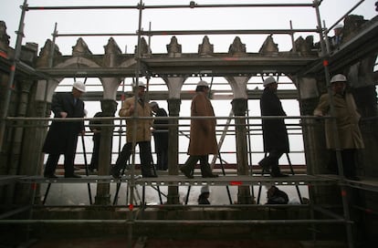 Políticos y responsables técnicos comprueban el 10 de enero de 2007 los trabajos para el traslado de la galería gótica del inmueble, que regresó al Real Monasterio de Santa María de la Valldigna de Valencia.