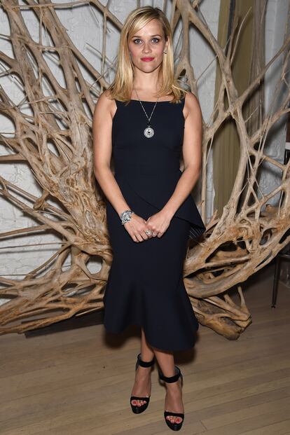 Reese Witherspoon asistió a un evento de la firma de joyería Tiffany & Co en Nueva York. La actriz, fiel a su sencillez, no se complicó y apostó por un diseño negro de Oscar de la Renta.