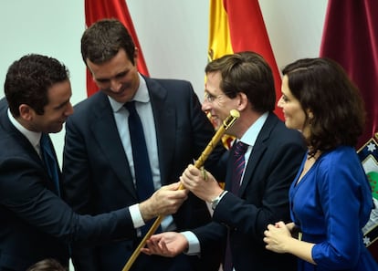Teodoro García Egea, Pablo Casado, José Luis Martínez-Almeida e Isabel Díaz-Ayuso, tras a toma de posesión de Almeida como alcalde de Madrid en junio de 2019.