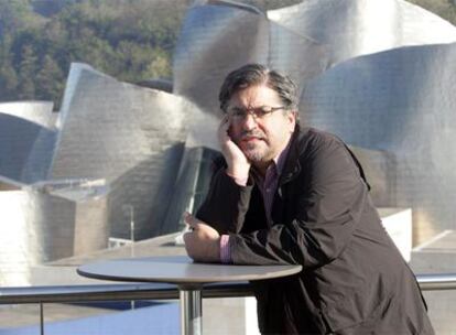Jesús Eguiguren, en una terraza ante el museo Guggenheim