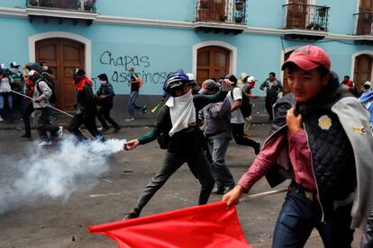 Un manifestante arroja una lata de gas lacrimógeno durante una protesta contra las medidas de austeridad del presidente de Ecuador, Lenin Moreno, en Quito. 