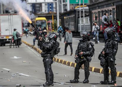Policía dispara bombas lacrimógenas en medio de los disturbios, en Bogotá.