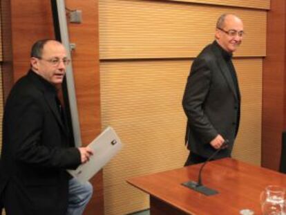 Juan Karlos Izagirre y Martín Garitano en la rueda de prensa de esta mañana en la Diputación guipuzcoana.