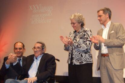 De izquierda a derecha, el finalista José Antonio Guardiola; el homenajeado, Enrique Meneses; la ganadora del premio Cirilo Rodríguez, Soledad Gallego-Díaz, y el otro finalista, Ramiro Villapadierna.